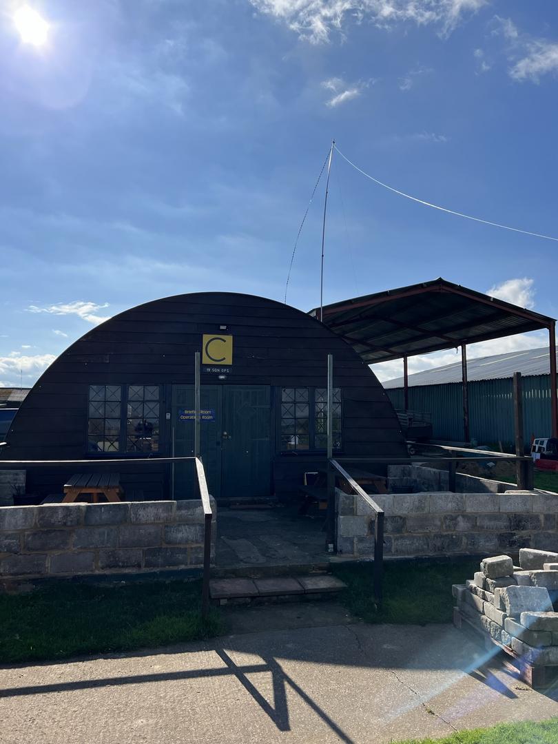 The antenna against the Nissen hut