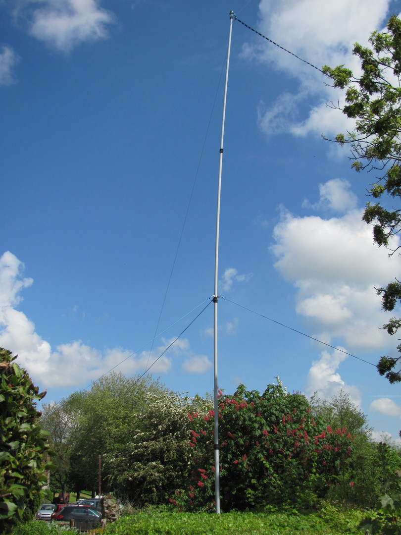 Our new Special event telescopic mast supporting an 80m doublet cut from flexweave